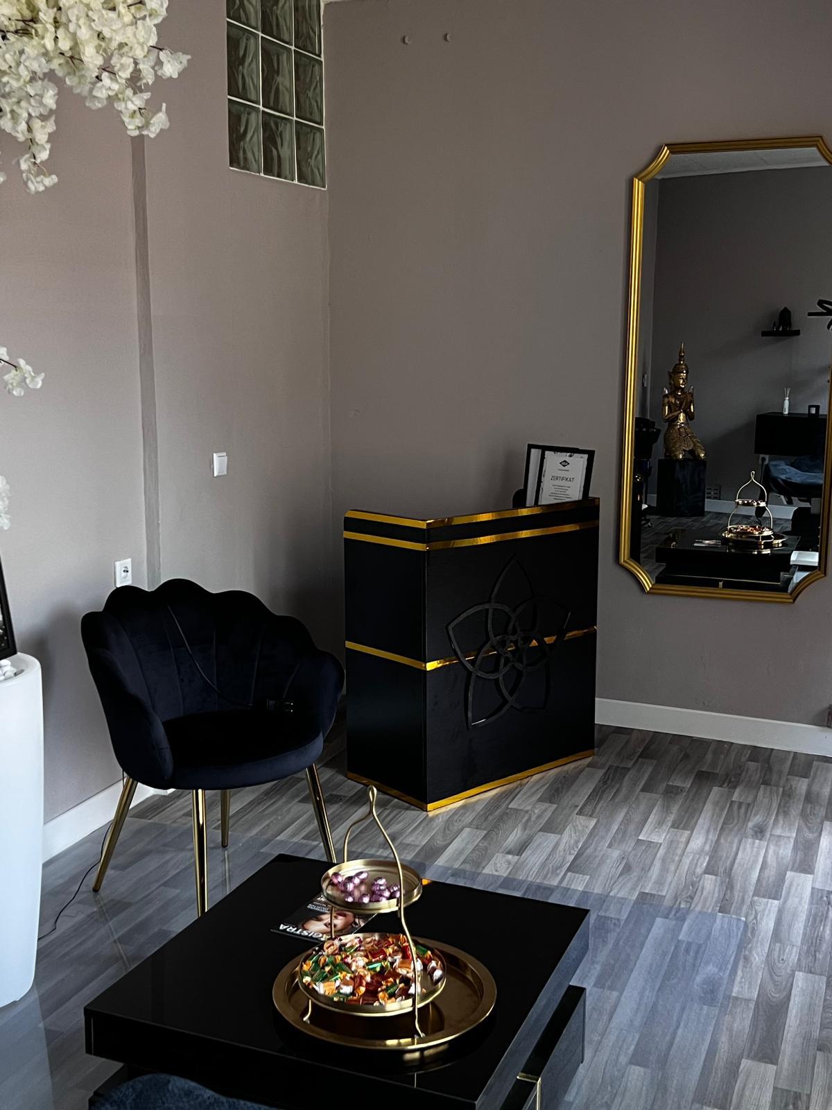 CHM Beauty Studio Detail mit farbigen Lotus-Dekorationen