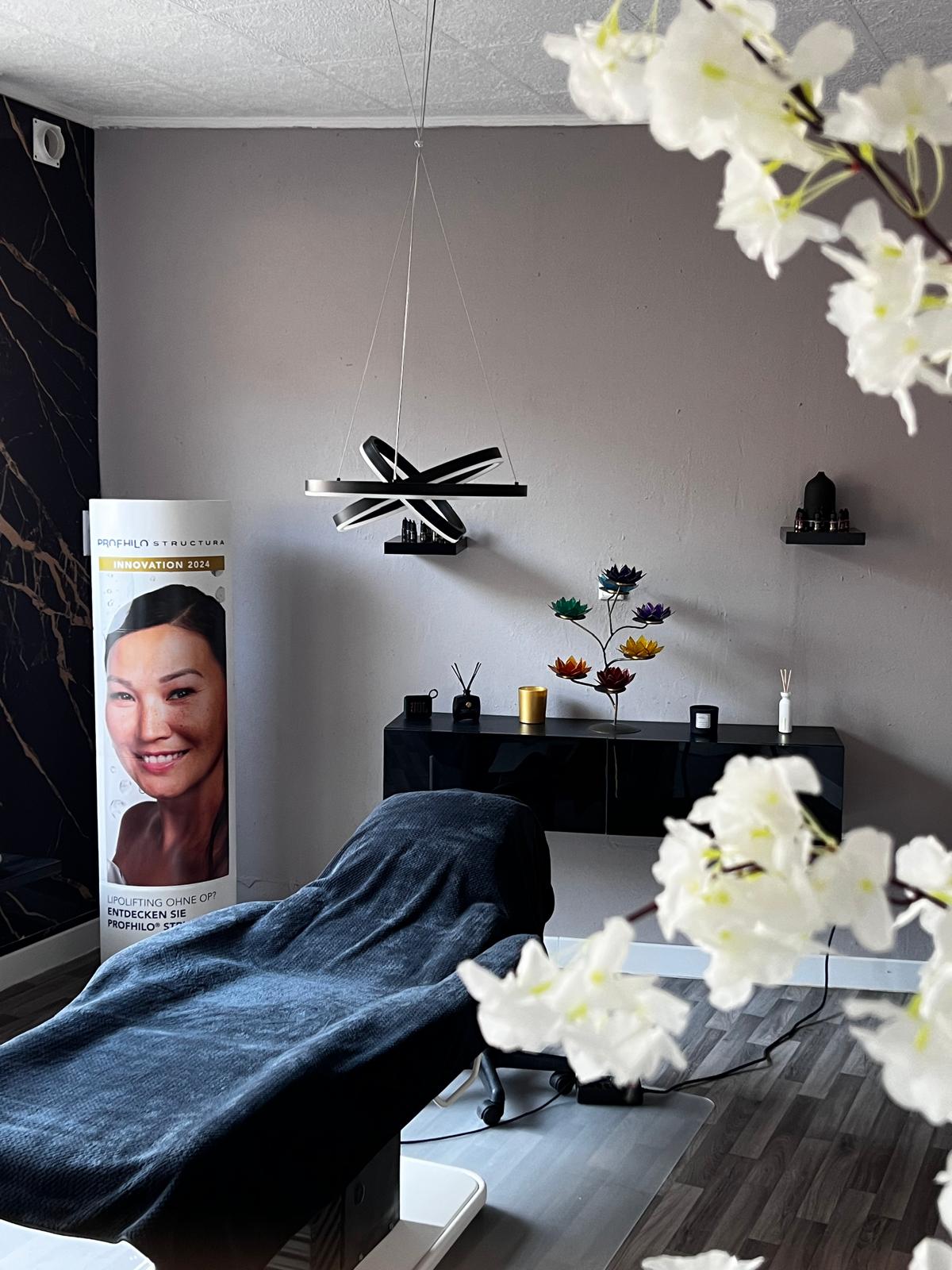 CHM Beauty Studio mit Behandlungsbereich und Wartezone
